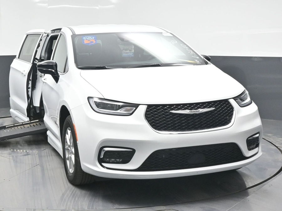 White Chrysler Pacifica image number 1