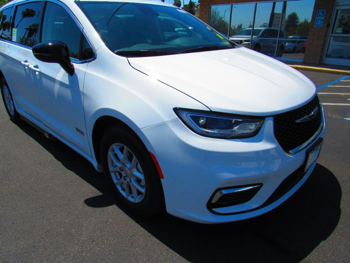White Chrysler Pacifica image number 1