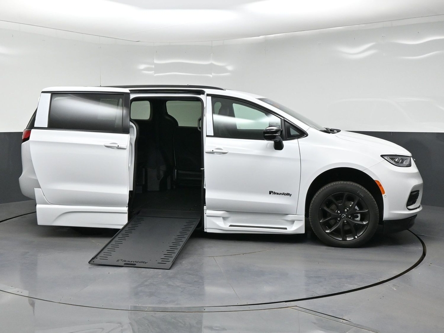 White Chrysler Pacifica image number 7