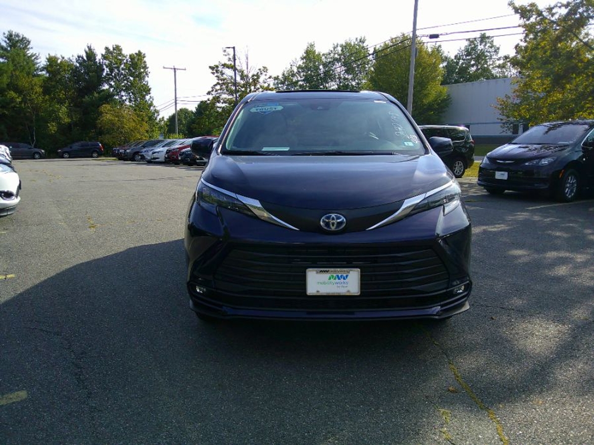 Blue Toyota Sienna image number 1