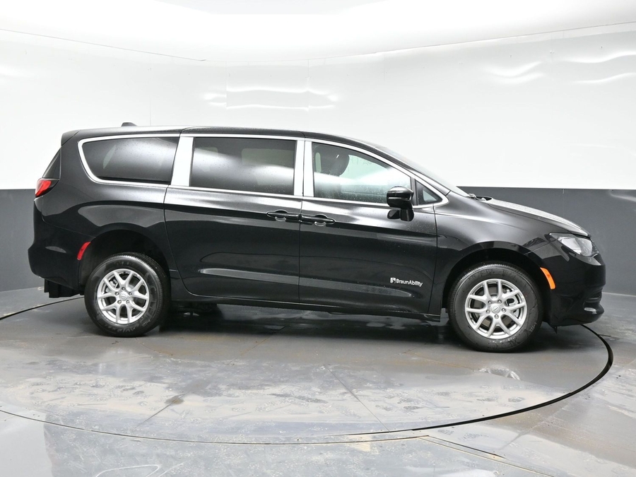 Black Chrysler Voyager image number 7