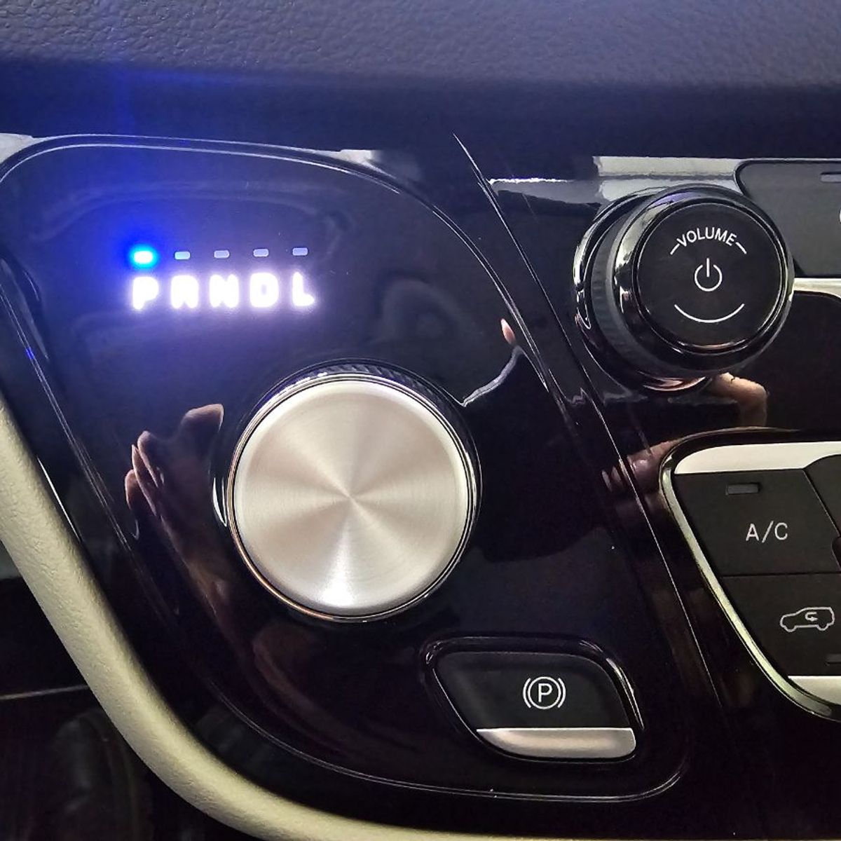 White Chrysler Voyager image number 21