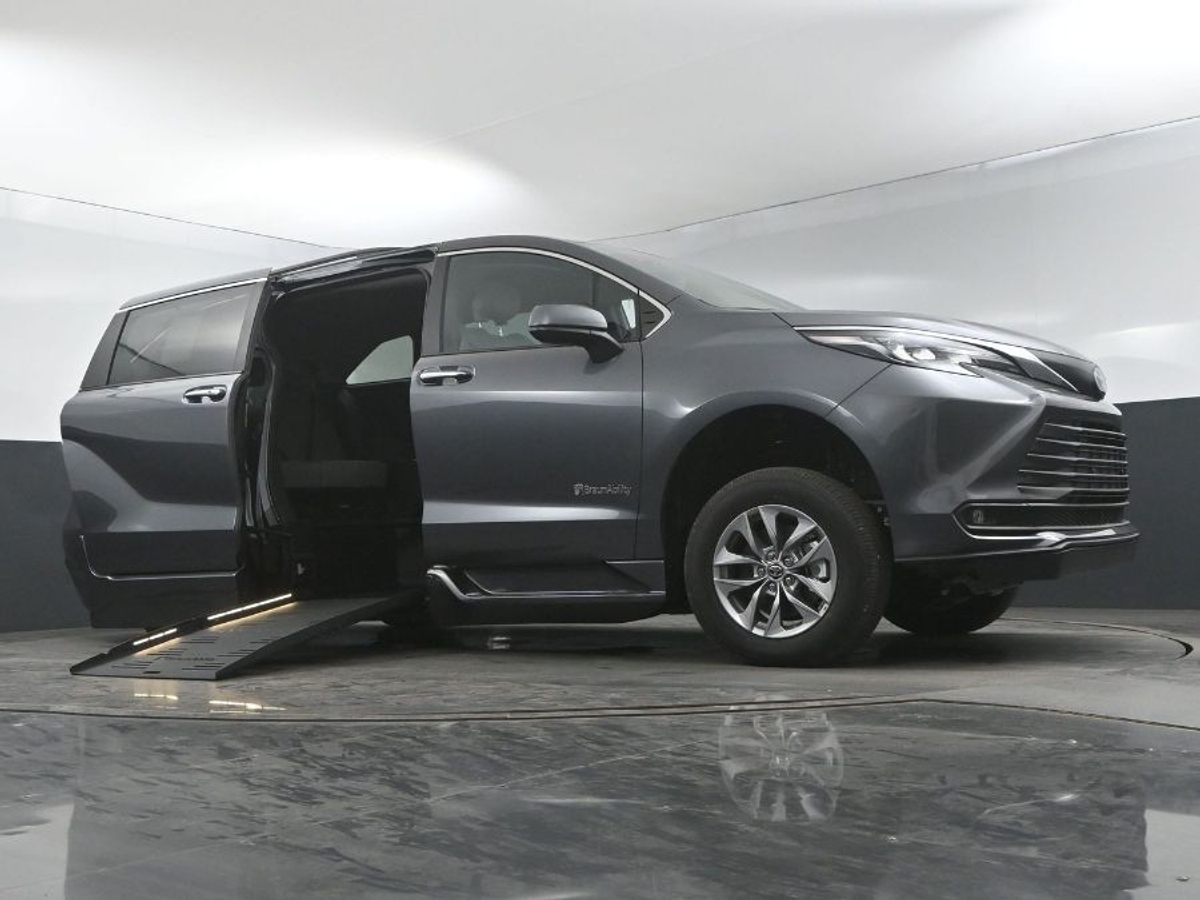 2025 TOYOTA SIENNA - Image 19