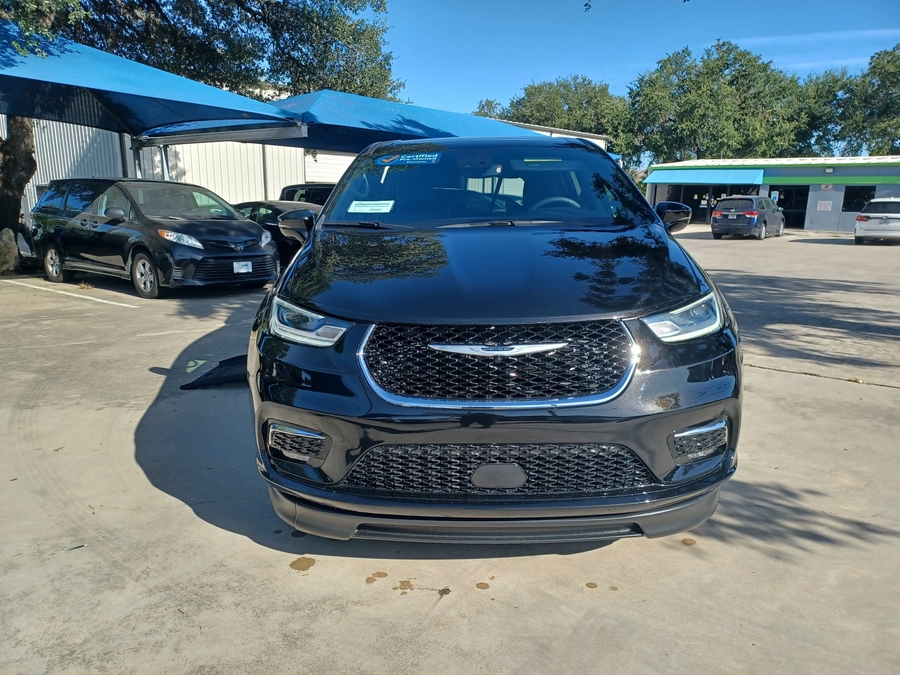 Black Chrysler Pacifica image number 4