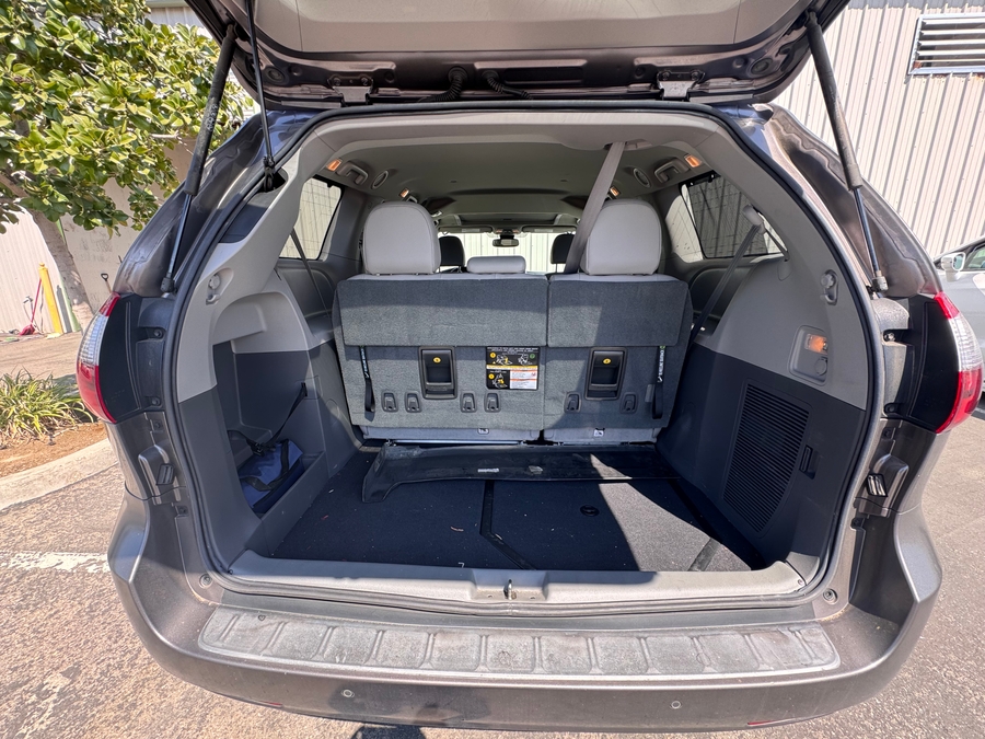 Grey Toyota Sienna image number 5