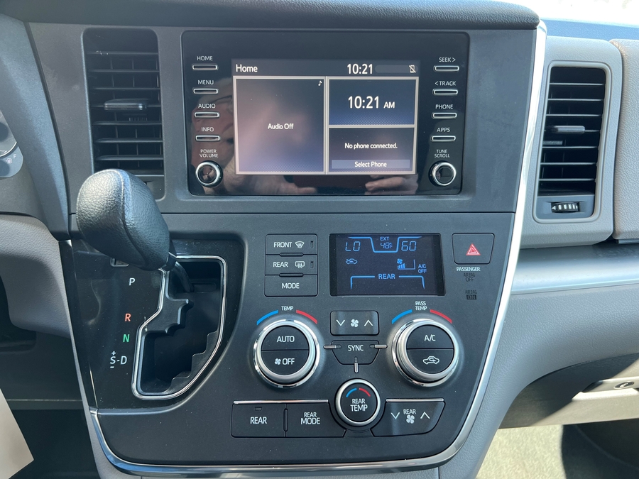 Used 2018 Toyota Sienna L 7-Passenger -  Rear Entry Entry Fold Out Manual Ramp