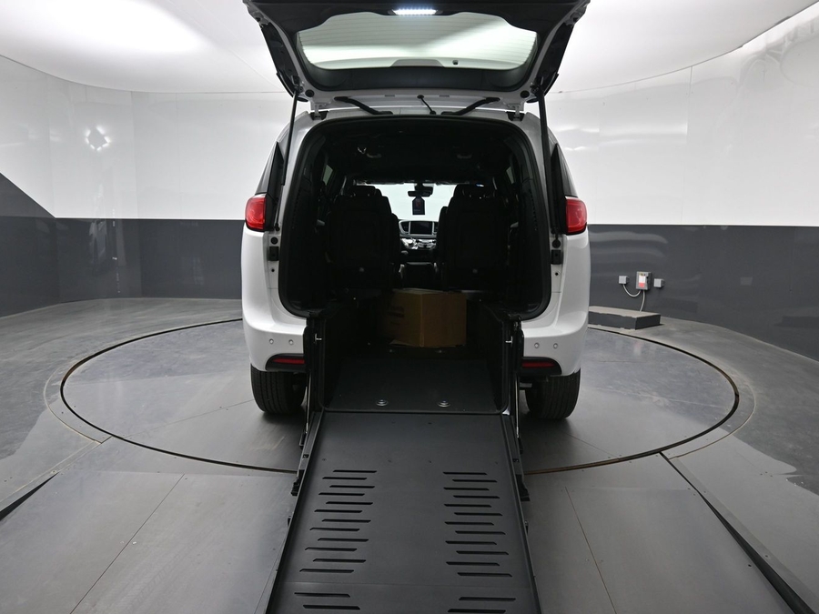 White Chrysler Voyager image number 9