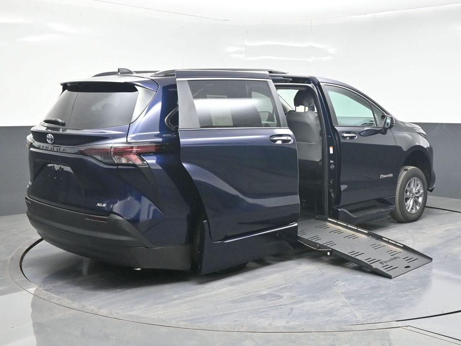 New 2025 Toyota Sienna Hybrid XLE Plus - BraunAbility Side Entry Entry Fold Out Automatic Ramp