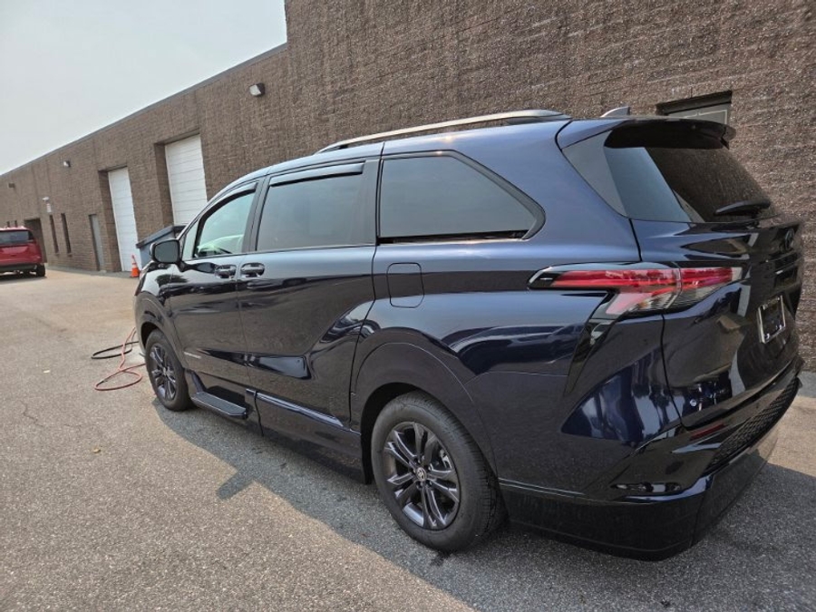 Blue Toyota Sienna image number 4