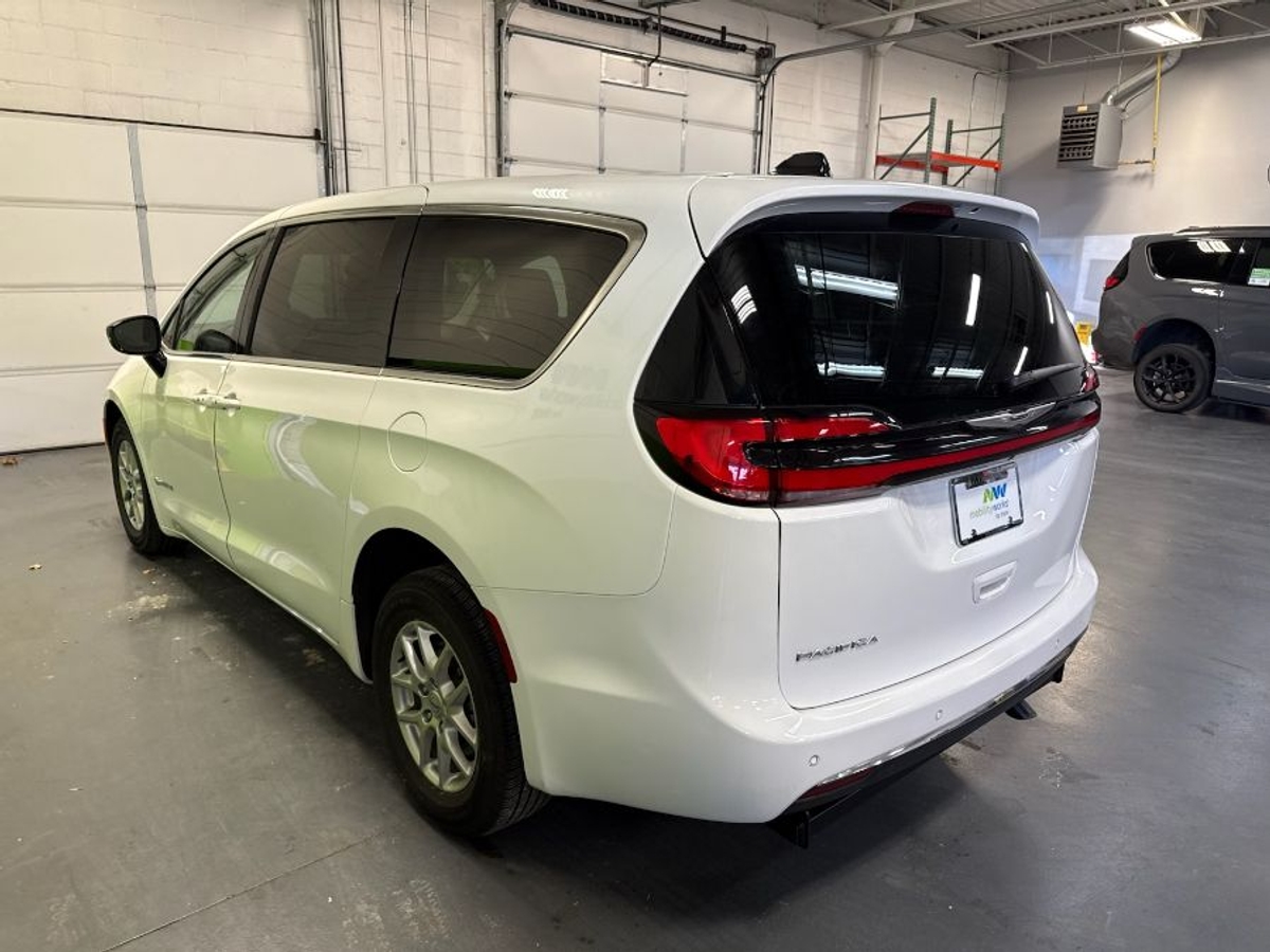 2024 CHRYSLER PACIFICA - Image 8