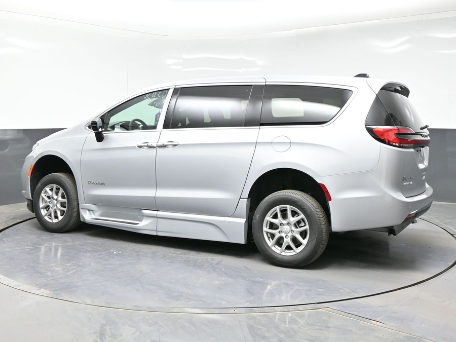 Silver Chrysler Pacifica image number 3