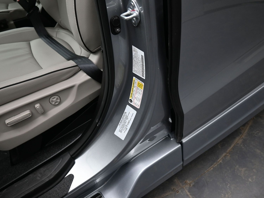 Silver Honda Odyssey image number 16