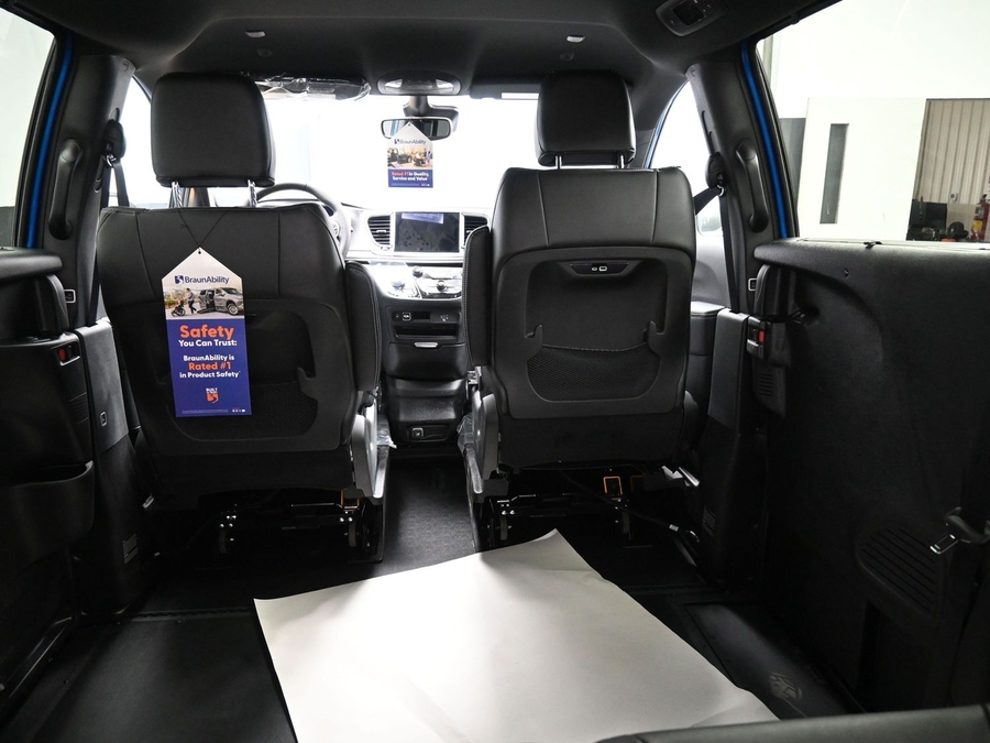 New 2026 Chrysler Pacifica Select Safety - BraunAbility Side Entry Entry In Floor Automatic Ramp