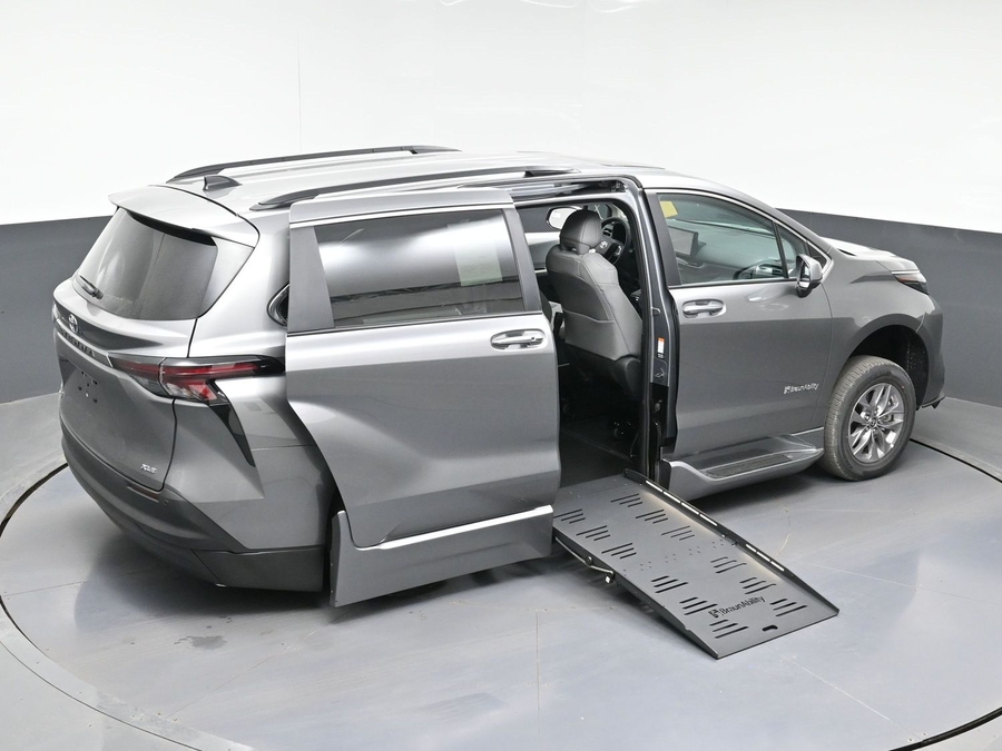 New 2026 Toyota Sienna Hybrid XLE Add - BraunAbility Side Entry Entry Fold Out Automatic Ramp