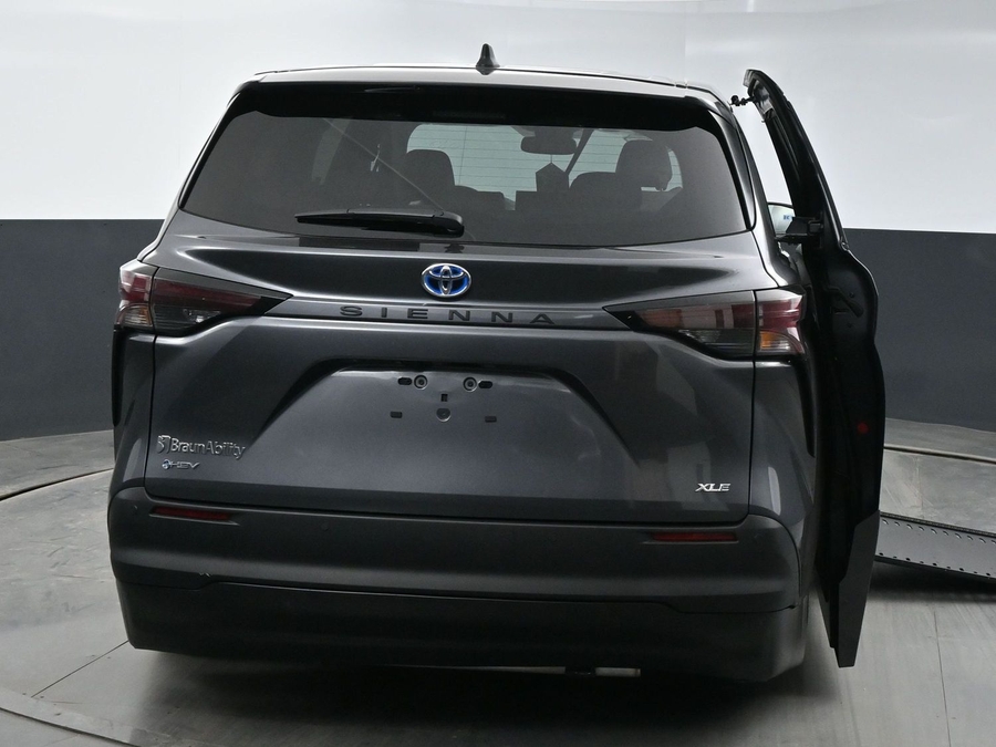 New 2025 Toyota Sienna Hybrid XLE Base - BraunAbility Side Entry Entry In Floor Automatic Ramp