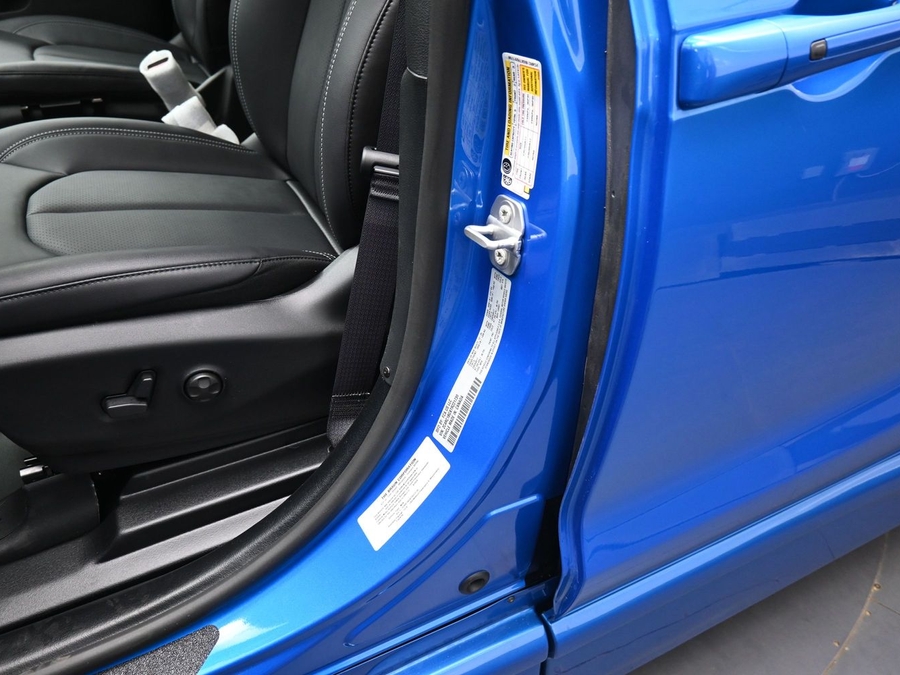 Blue Chrysler Pacifica image number 13