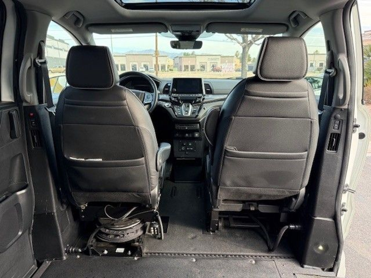 White Honda Odyssey image number 13