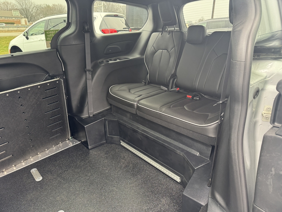 Silver Chrysler Pacifica image number 11