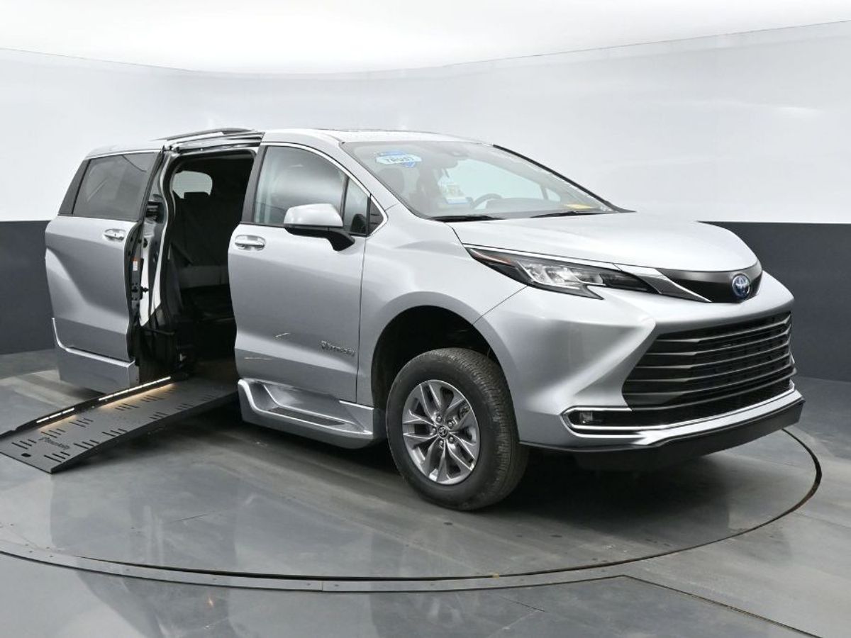 2023 Toyota Sienna XLE - Photo 14