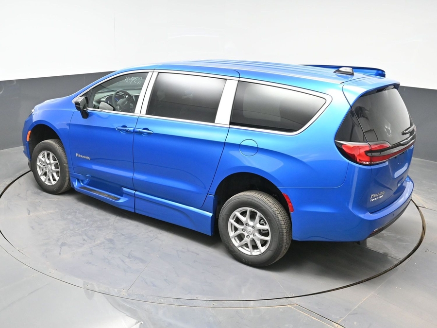 Blue Chrysler Pacifica image number 9