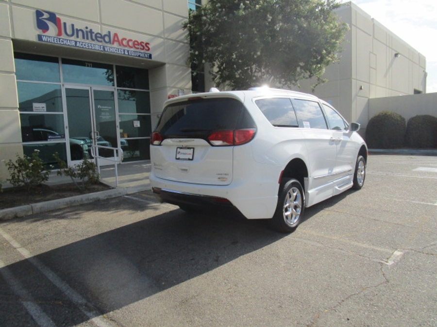 Used 2017 Chrysler Pacifica Limited - BraunAbility Side Entry Fold Out Automatic Ramp