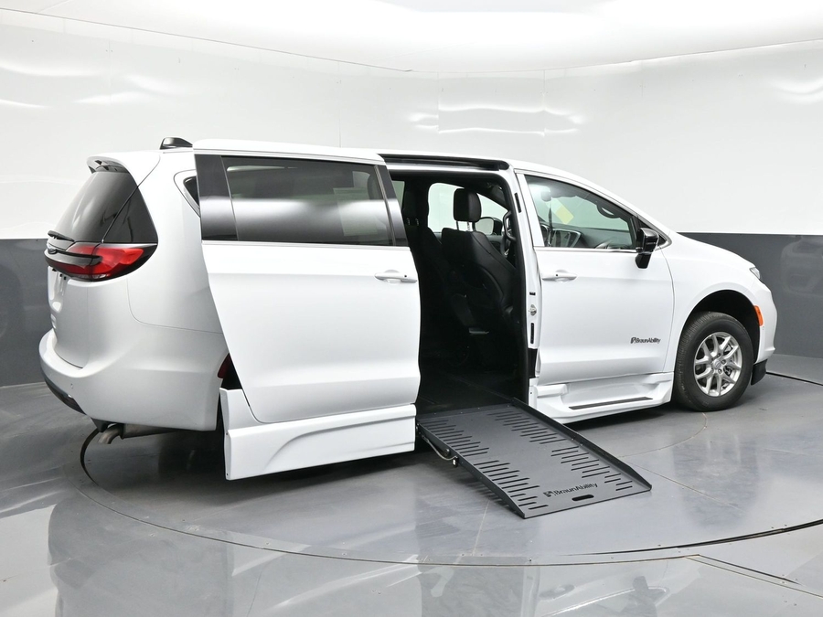 White Chrysler Pacifica image number 6