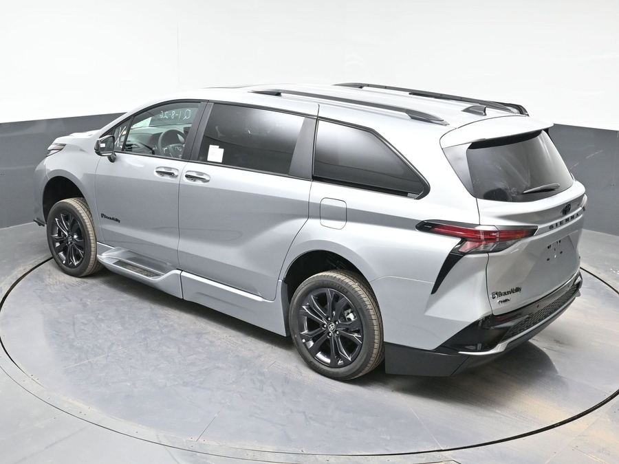 Silver Toyota Sienna image number 24