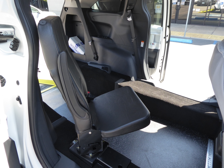 New 2026 Toyota Sienna Hybrid LE w swivel 2nd row - Vantage Mobility Commercial Rear Entry Fold Out Manual Ramp
