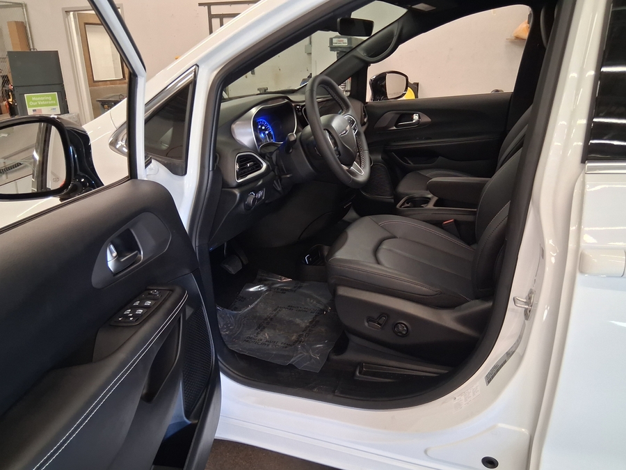 White Chrysler Voyager image number 21