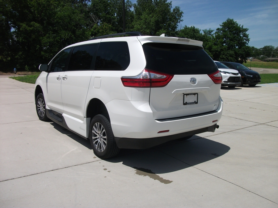 Used 2018 Toyota Sienna XLE - VMI Side Entry Entry In Floor Automatic Ramp