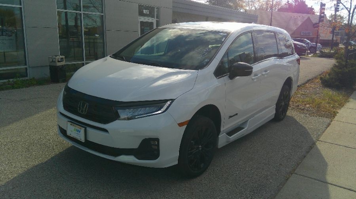 White Honda Odyssey image number 2