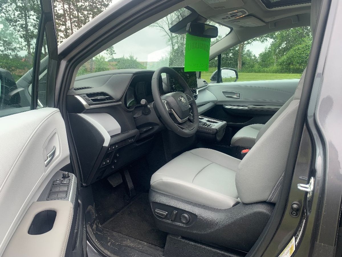 Metallic Gray Toyota Sienna image number 19