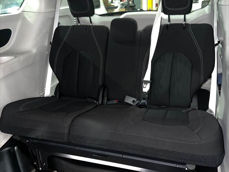 Silver Chrysler Voyager image number 10