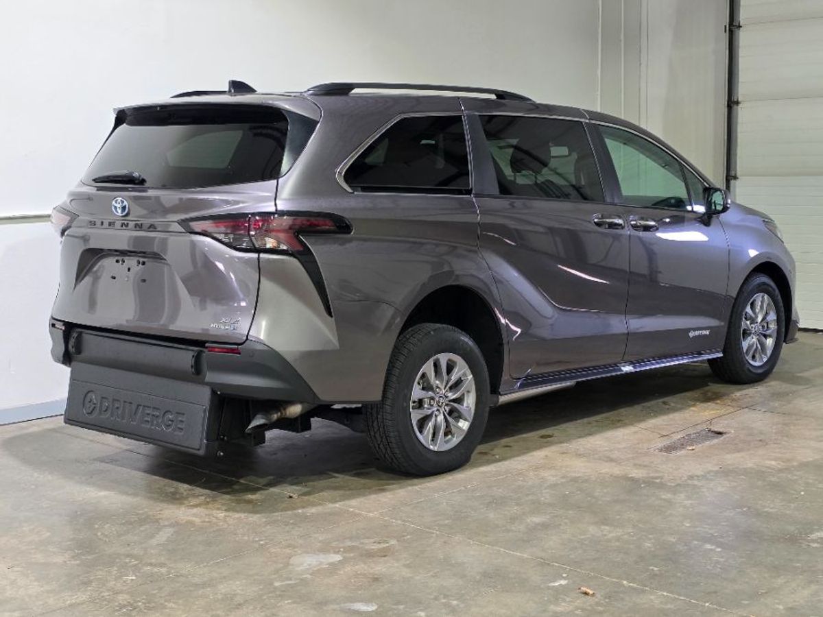 Grey Toyota Sienna image number 4