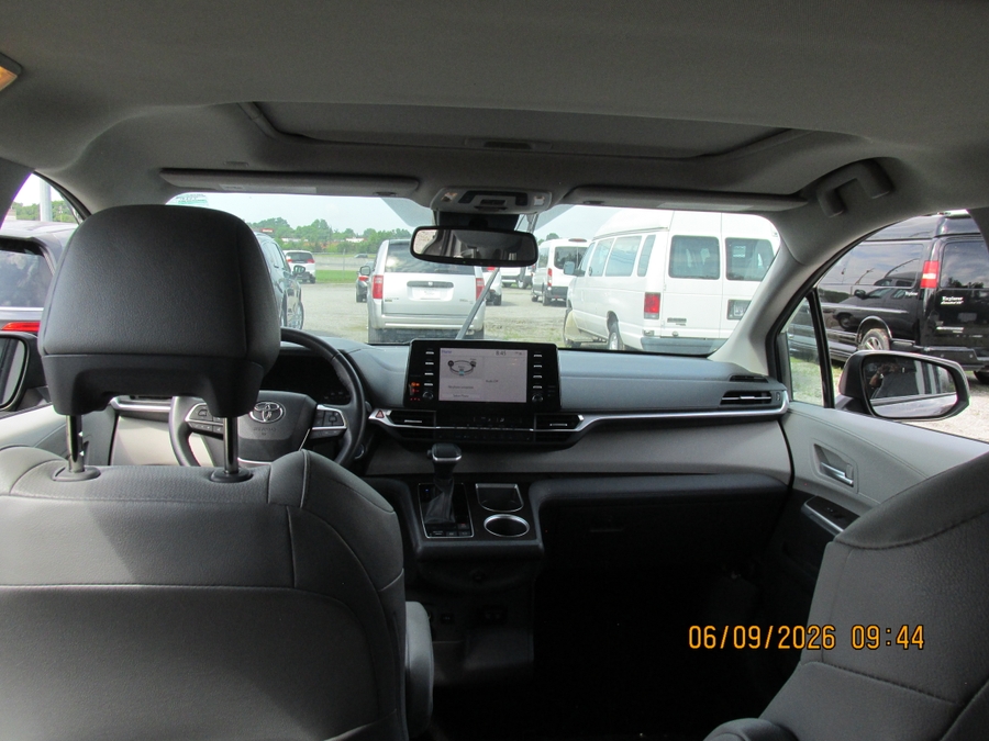 Grey Toyota Sienna image number 14