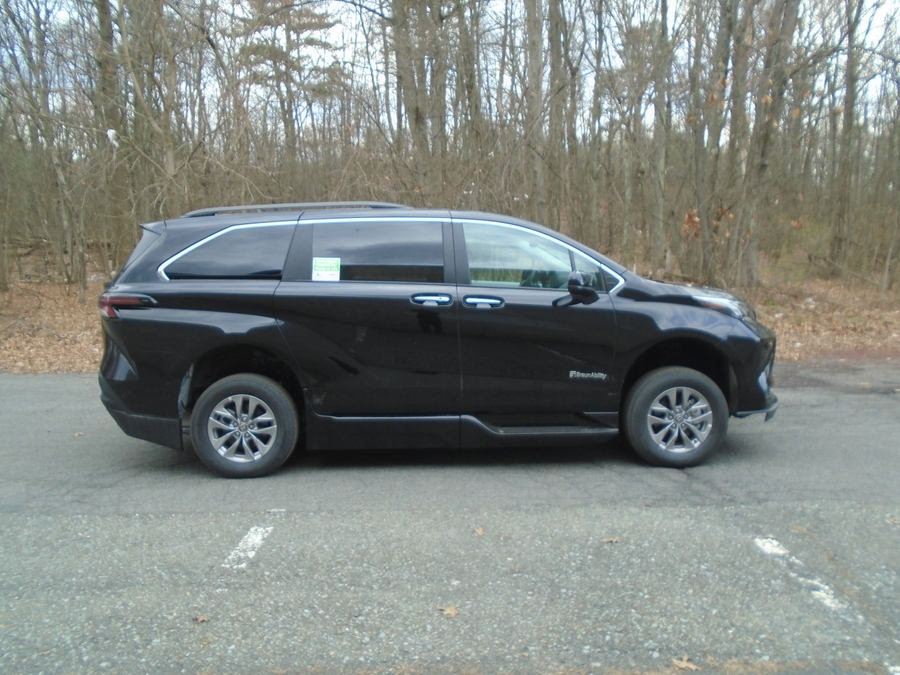 Black Toyota Sienna image number 11