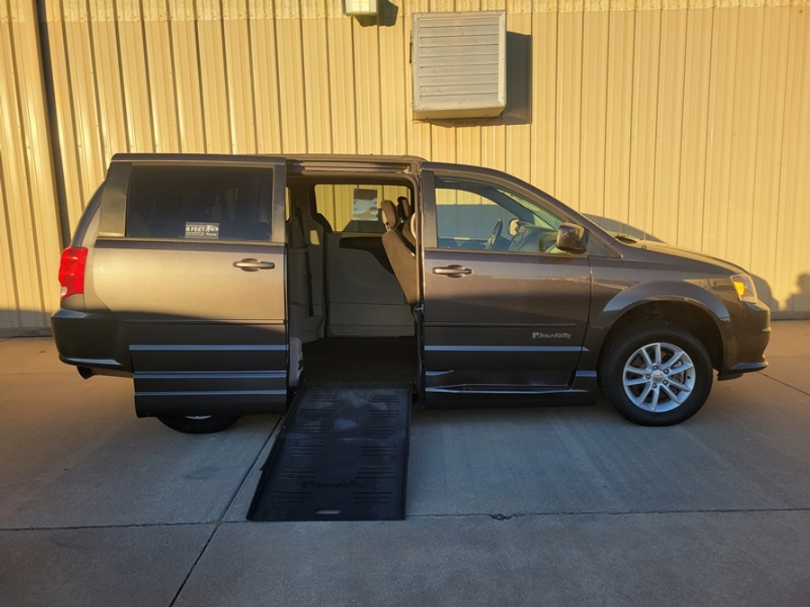 Used 2016 Dodge Grand Caravan SXT - BraunAbility Side Entry Entry Fold Out Automatic Ramp
