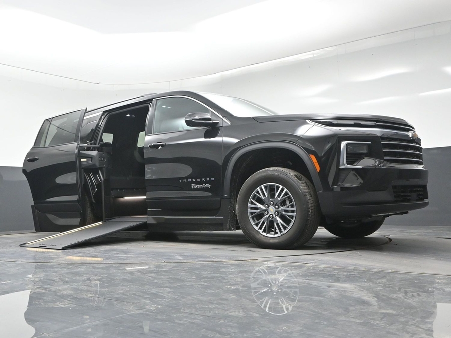 Black Chevrolet Traverse image number 17