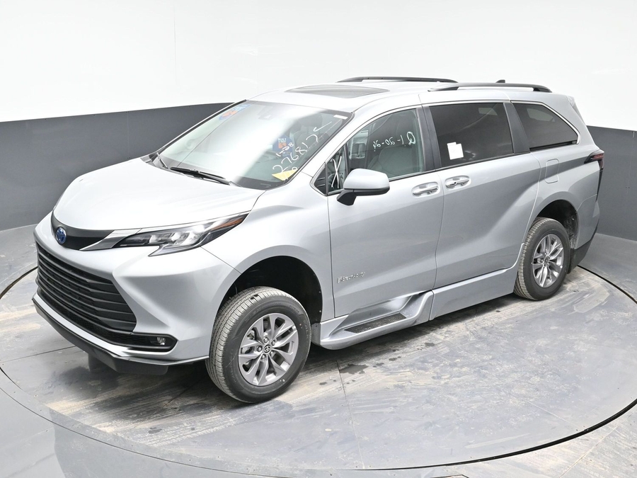 New 2025 Toyota Sienna Hybrid XLE Plus - BraunAbility Side Entry Entry In Floor Automatic Ramp