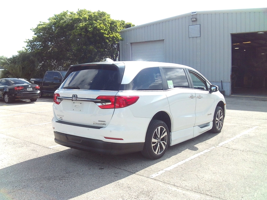 White Honda Odyssey image number 5