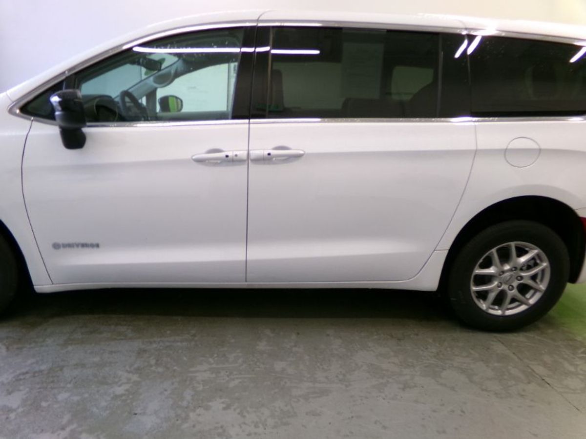 2024 CHRYSLER VOYAGER - Image 5