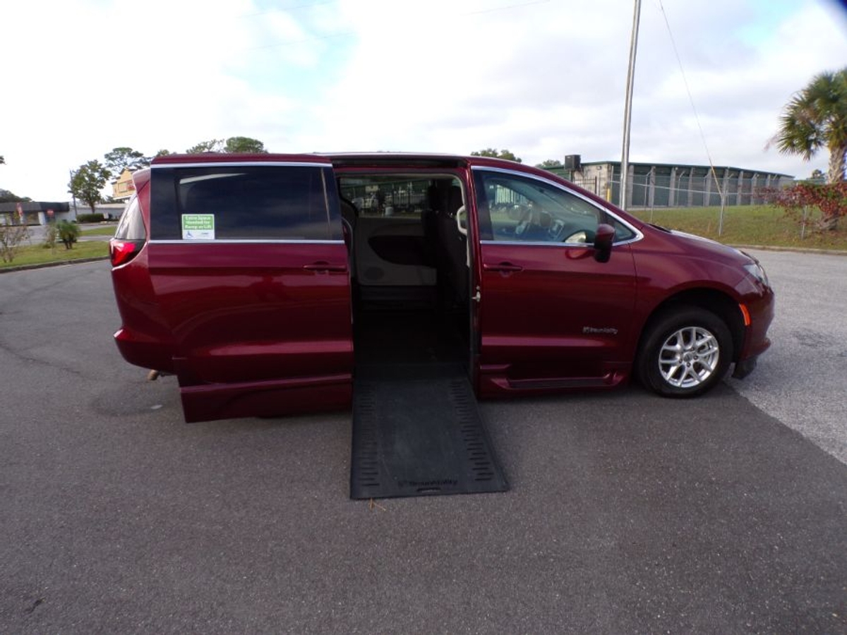 Used 2023 Chrysler Voyager LX's photo