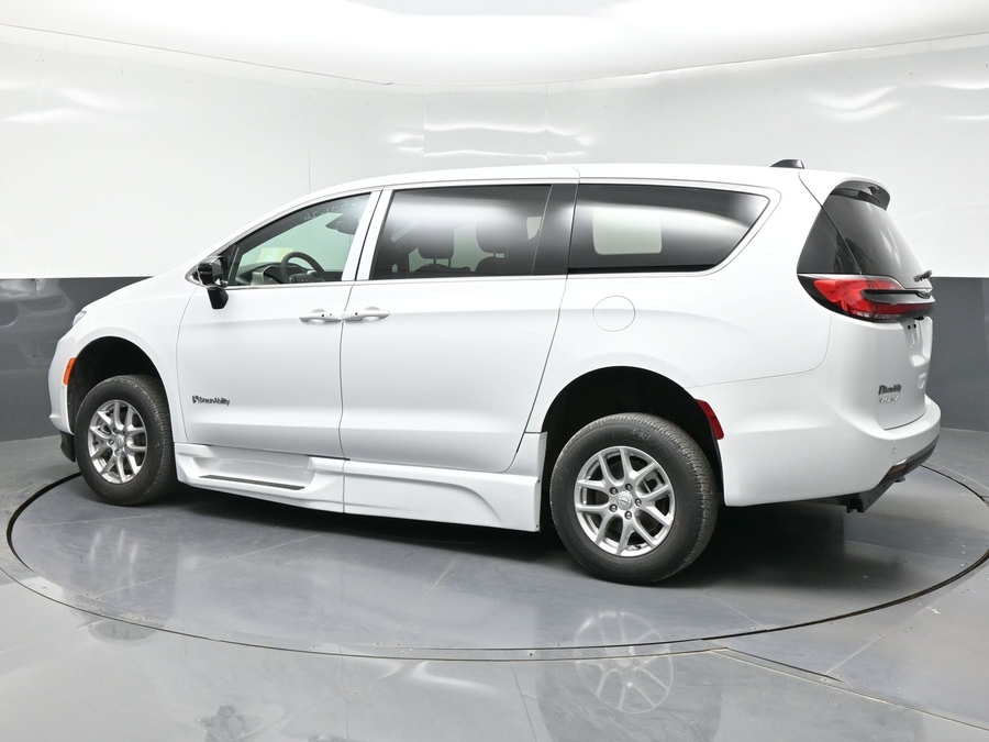White Chrysler Pacifica image number 5