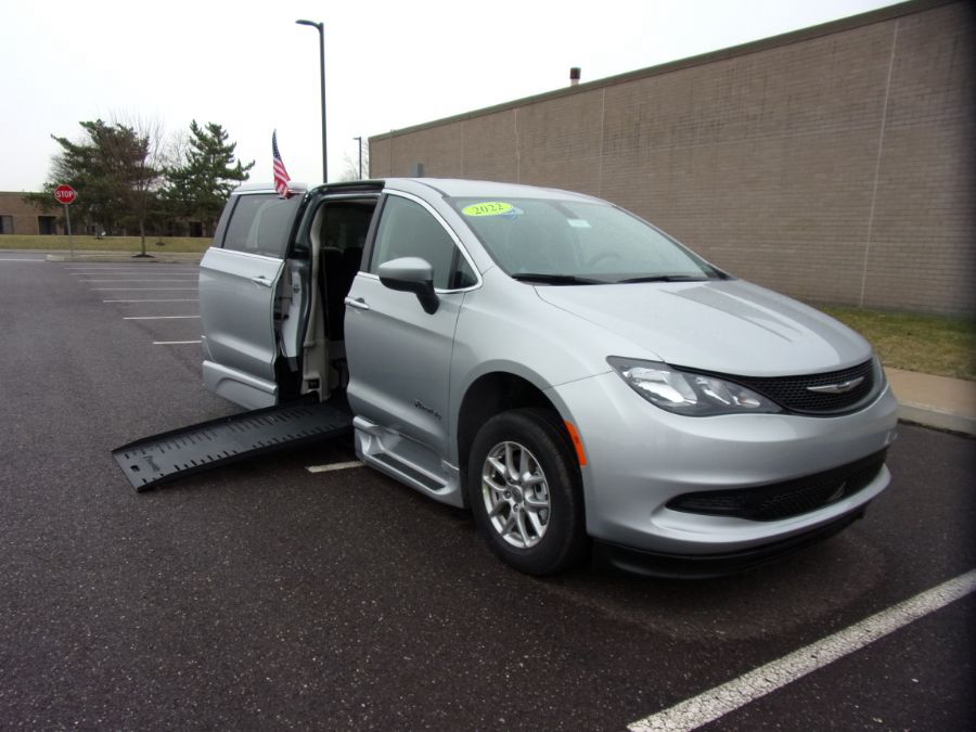 Silver Chrysler Voyager image number 1