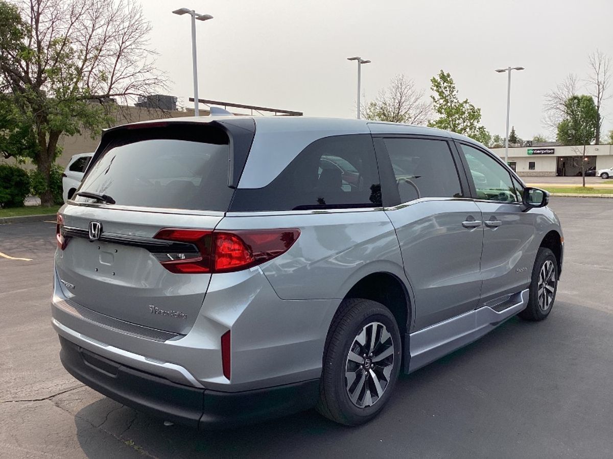 Silver Honda Odyssey image number 2