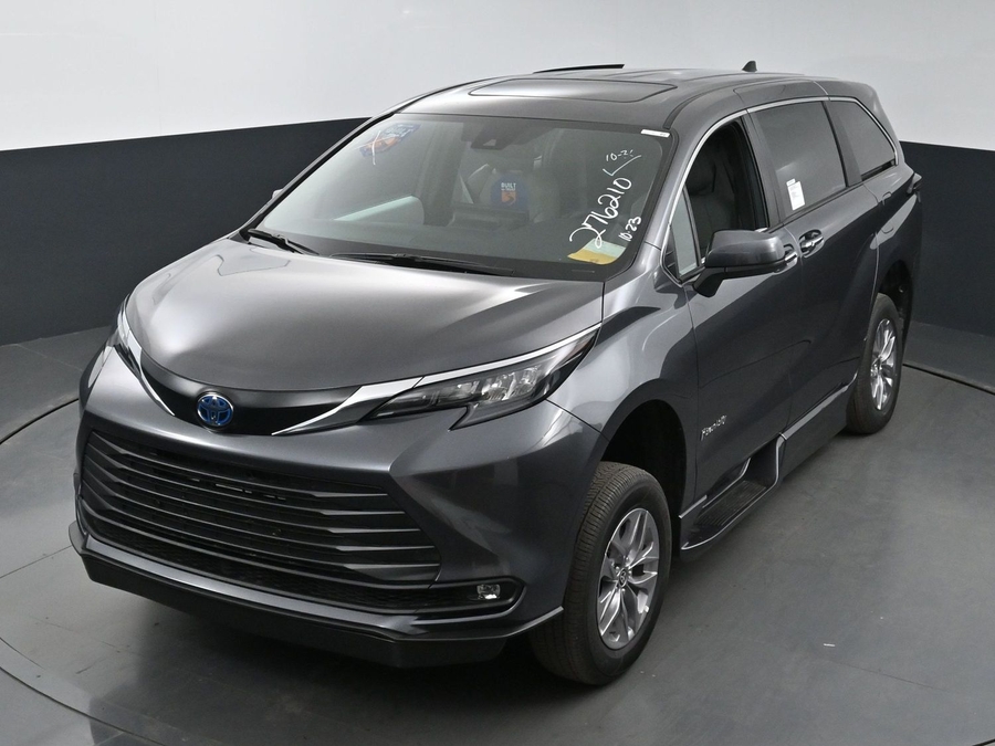New 2025 Toyota Sienna Hybrid XLE Base - BraunAbility Side Entry Entry Fold Out Automatic Ramp