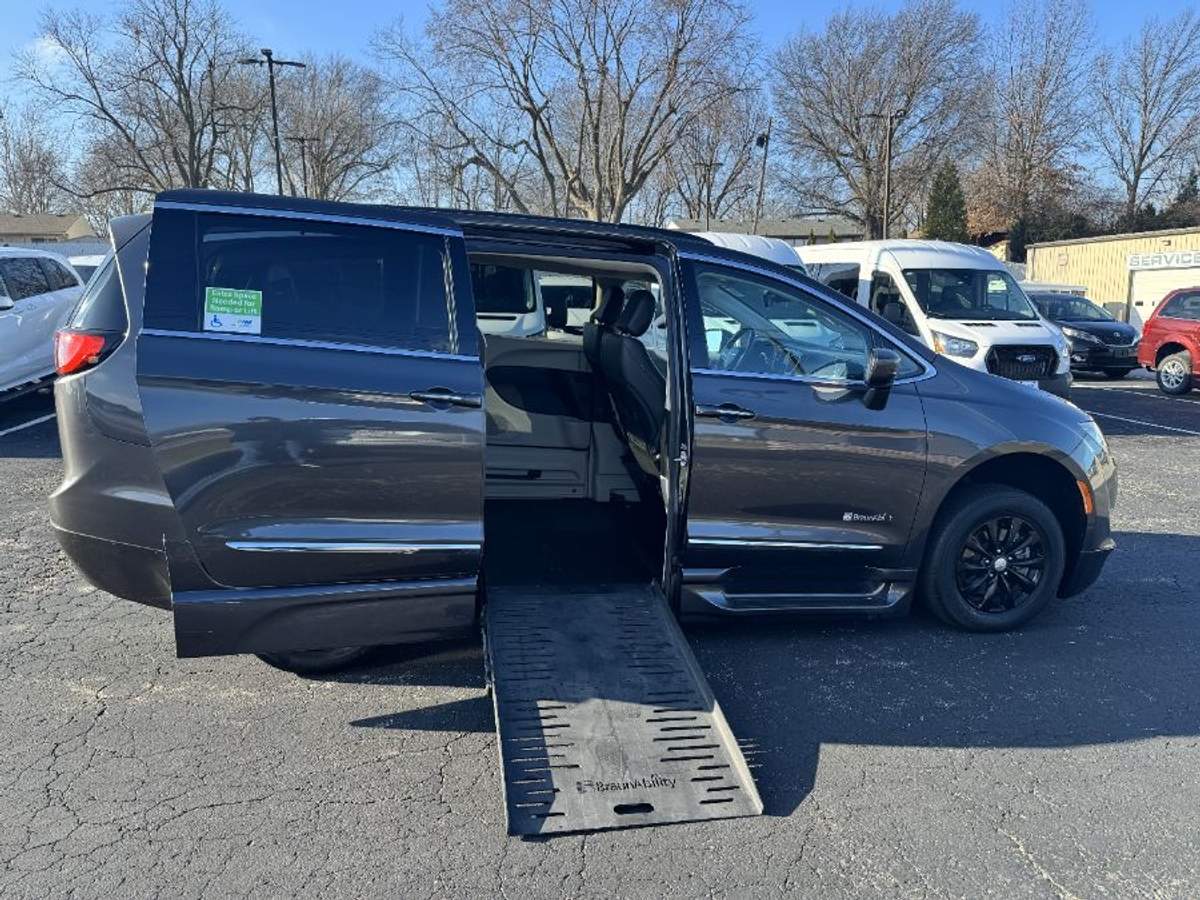 2017 Chrysler Pacifica Touring-L's photo