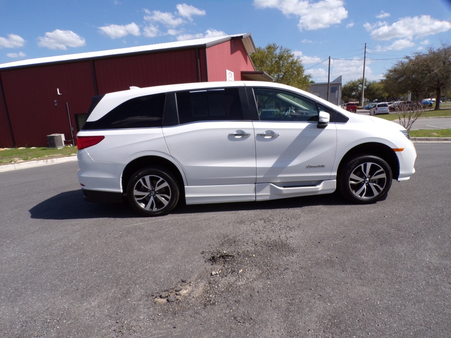 White Honda Odyssey image number 8