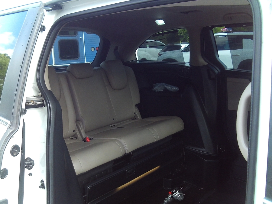 White Honda Odyssey image number 17