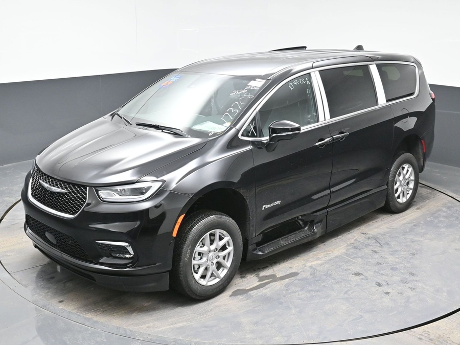 Black Chrysler Pacifica image number 23